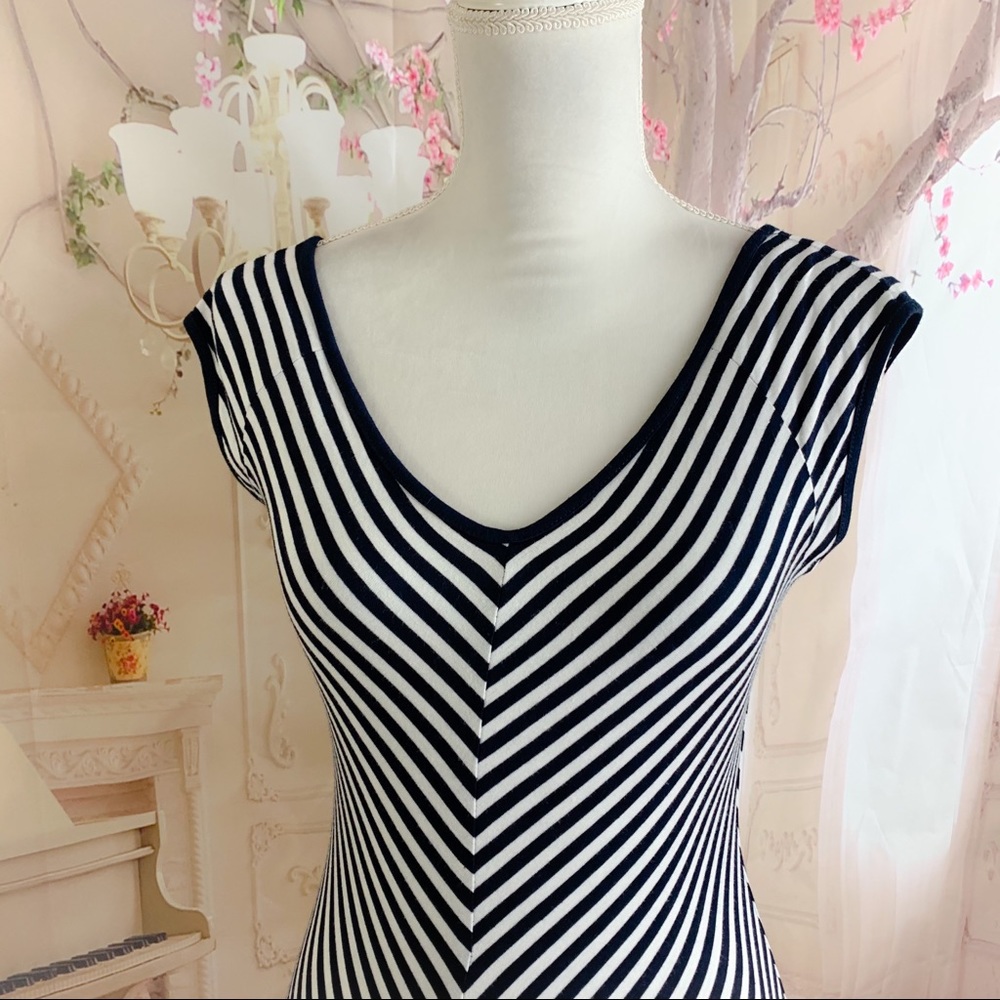 NEW Carmen Marc Valvo Striped V neck Tee Shirt - Picture 3 of 10